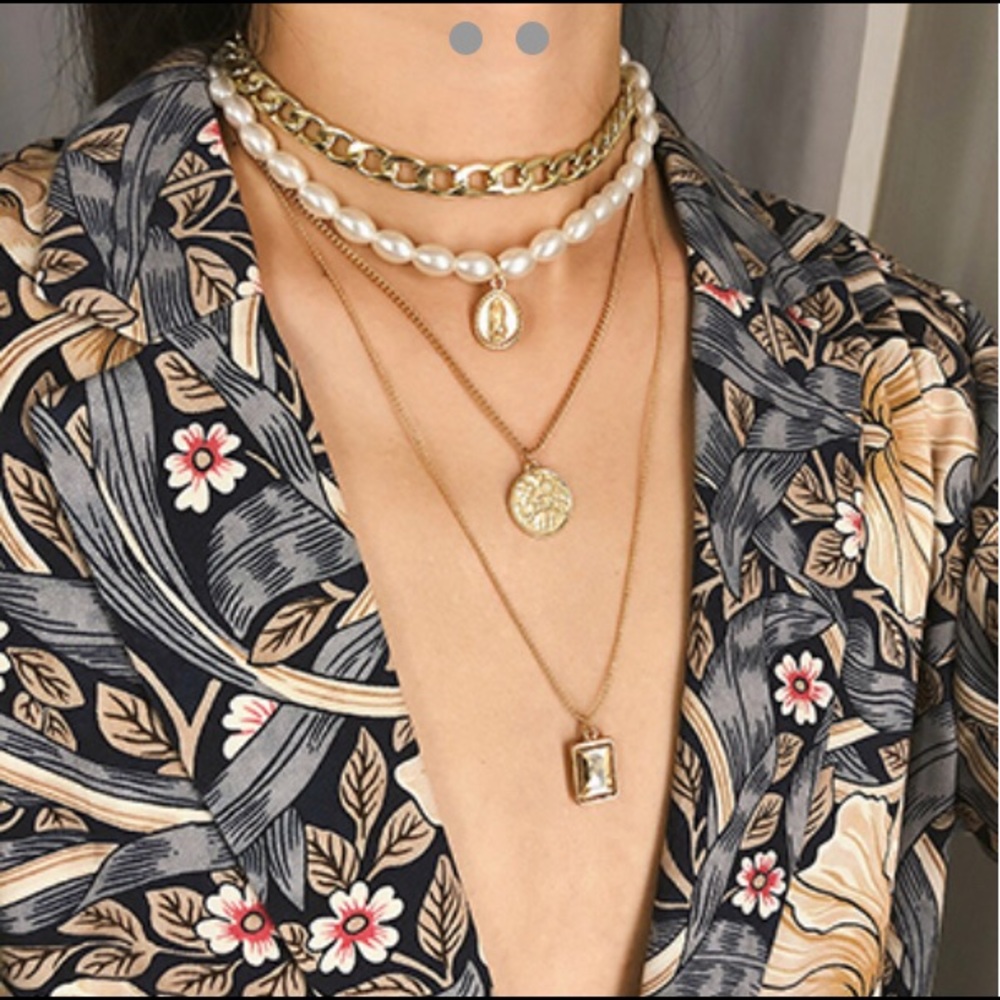 Gold pearl choker